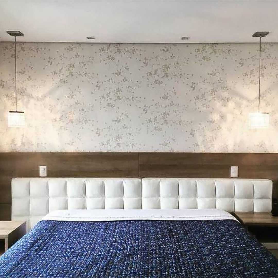 Quarto com cabeceira estofada e papel de parede